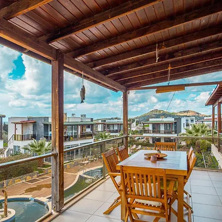 Beautiful 2 Br House With Pool In Gümüşlük Daire